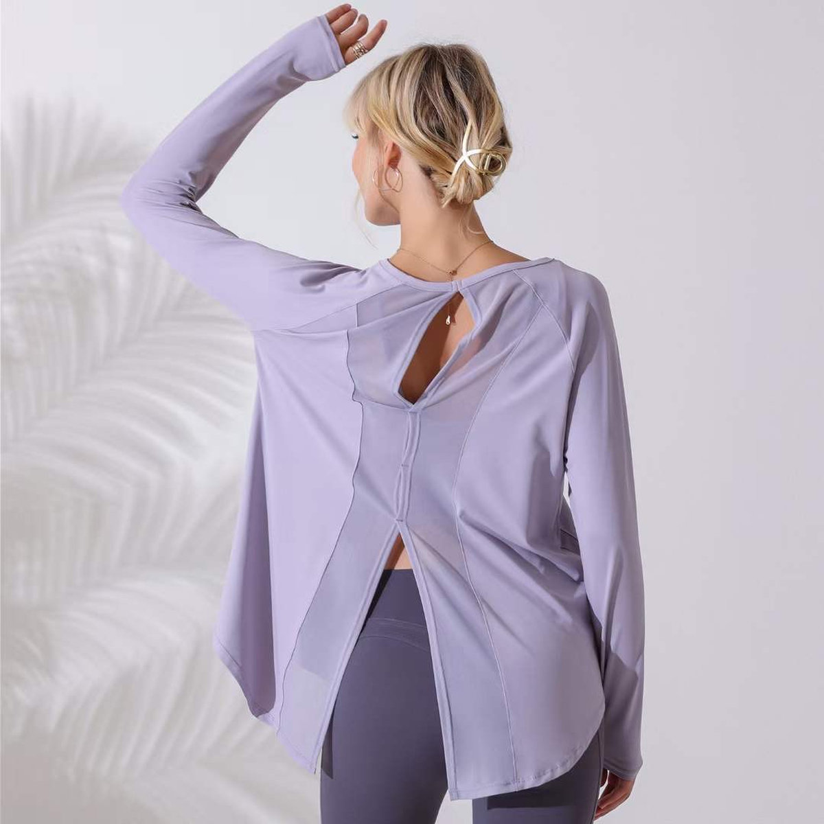 Лонгслив для фитнеса с разрезом и сеточкой на спине