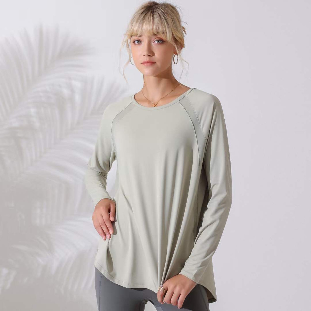 Лонгслив для фитнеса с разрезом и сеточкой на спине