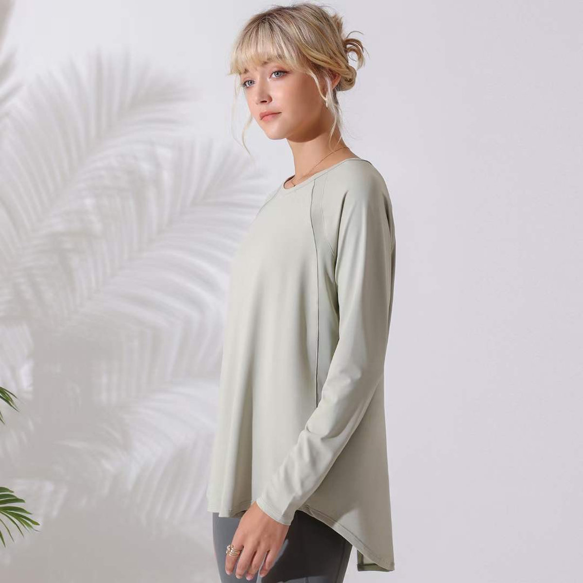 Лонгслив для фитнеса с разрезом и сеточкой на спине