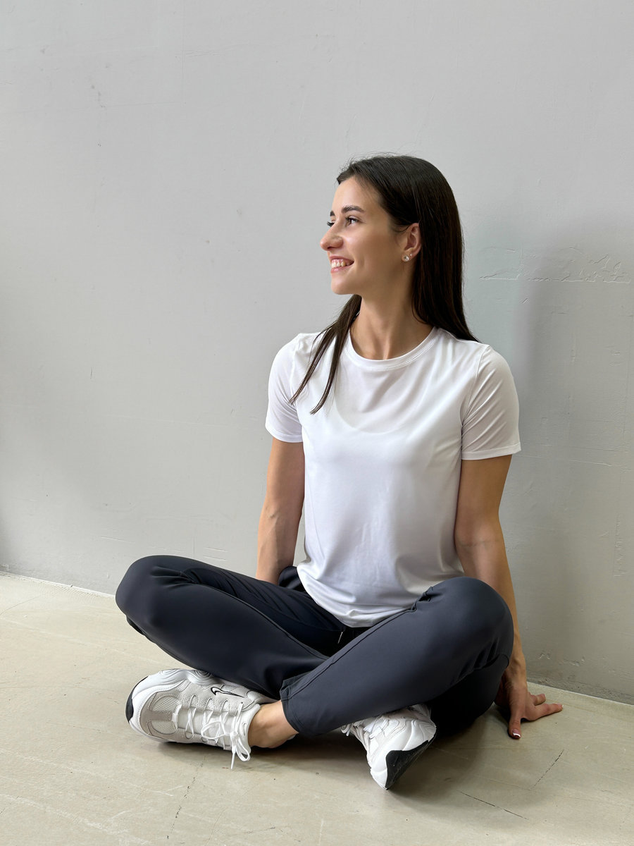 Спортивная фактурная футболка скругленная снизу