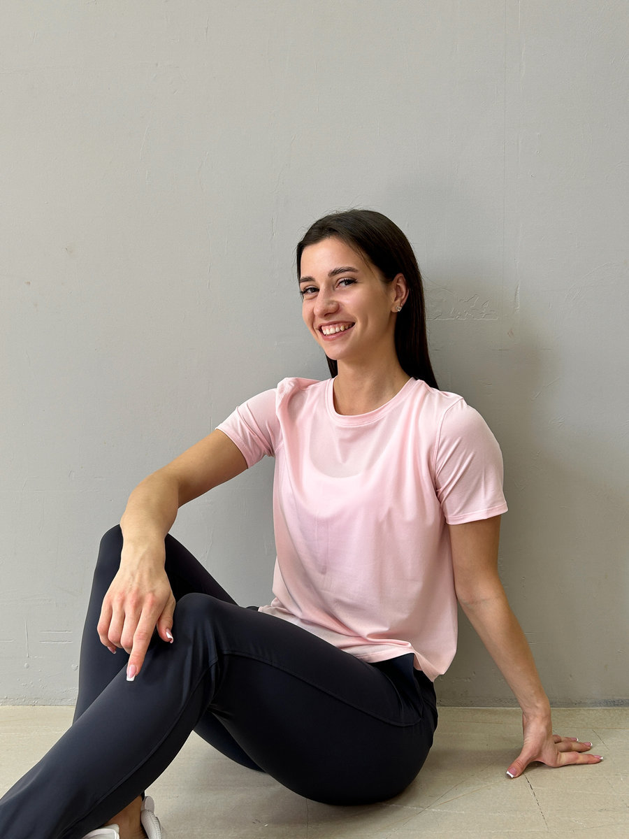 Спортивная фактурная футболка скругленная снизу