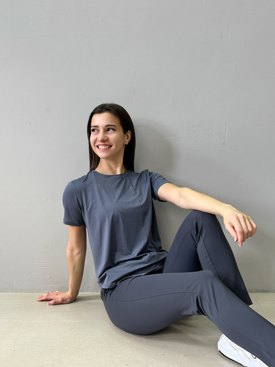 Спортивная фактурная футболка скругленная снизу