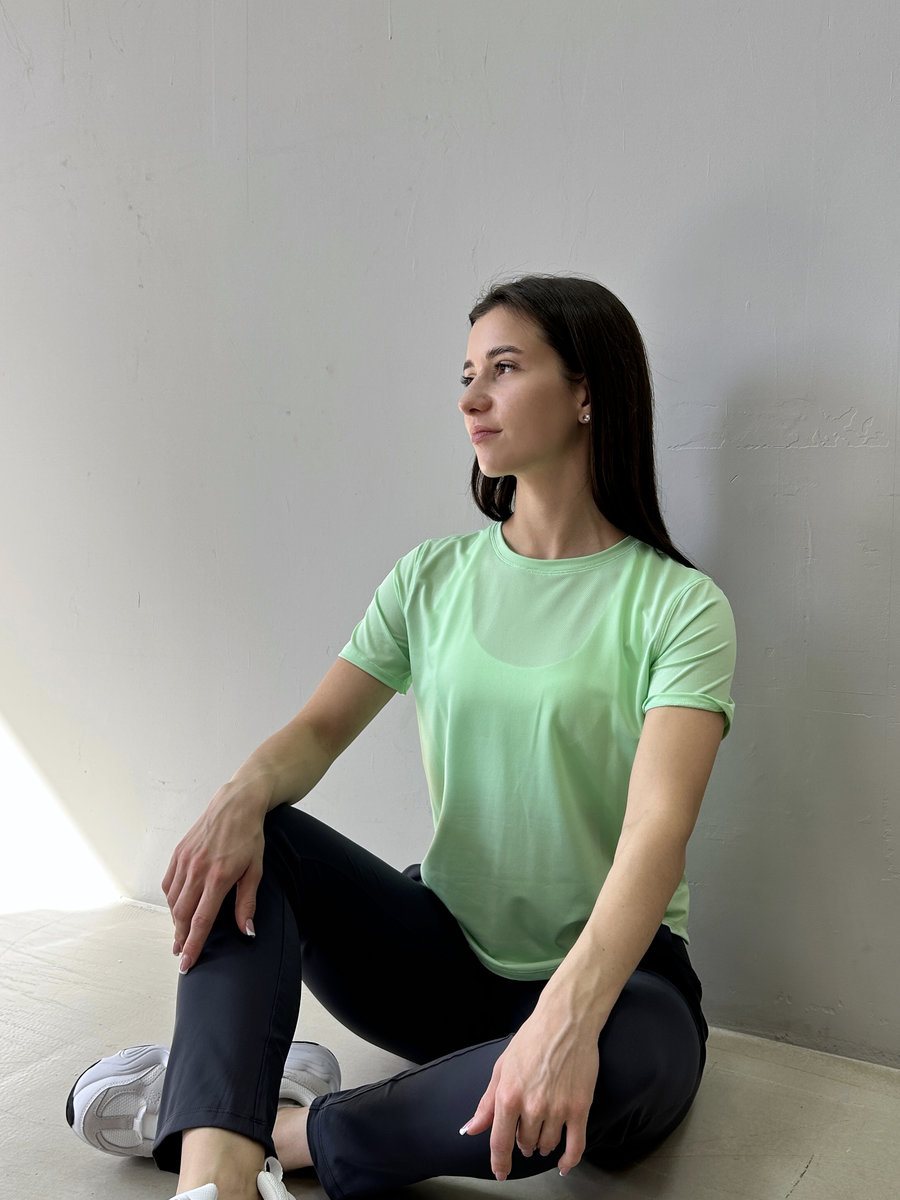 Спортивная фактурная футболка скругленная снизу