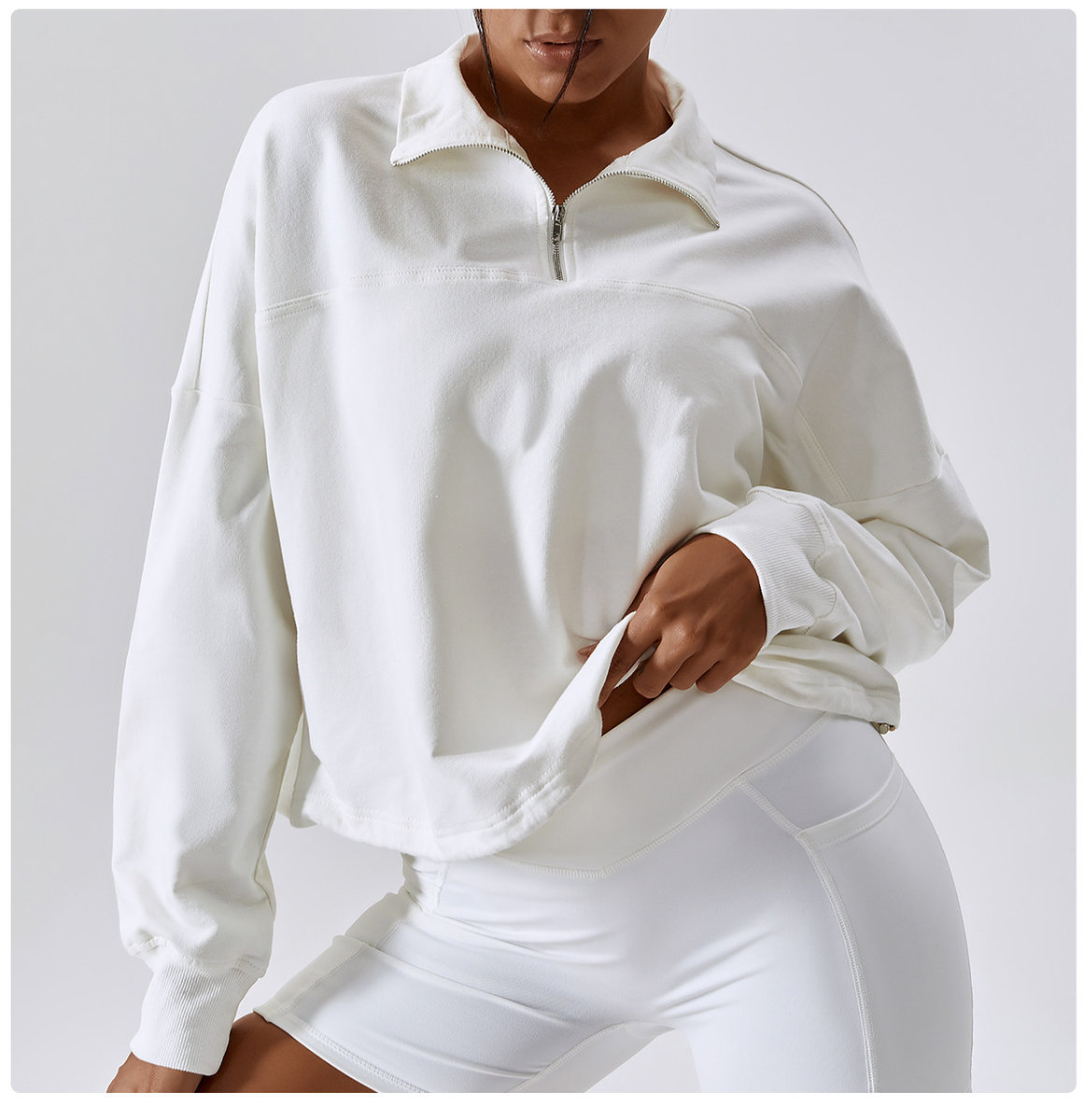 Свободная толстовка с  воротником-стойкой и кулиской снизу