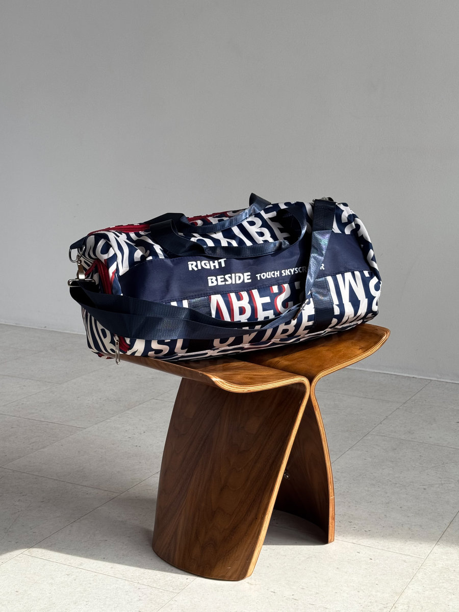 Спортивная сумка с надписями RIGHT BESIDE