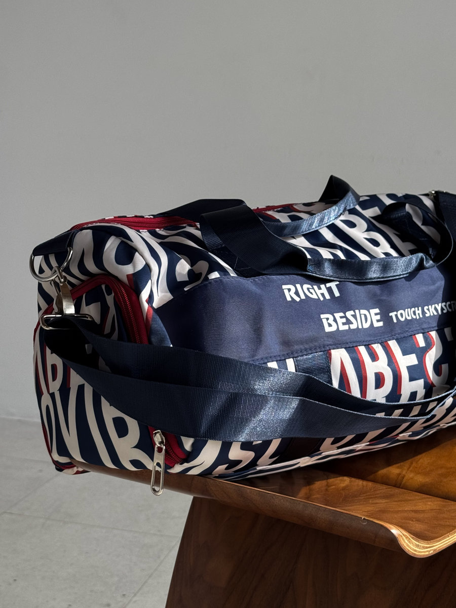 Спортивная сумка с надписями RIGHT BESIDE