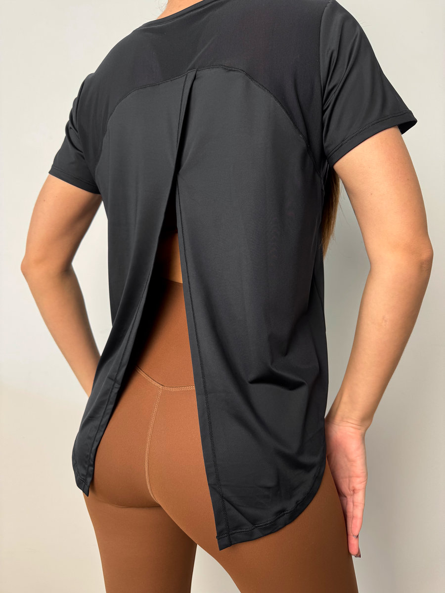 Футболка с глубоким разрезом на спине