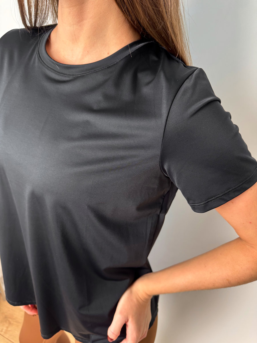 Футболка с глубоким разрезом на спине