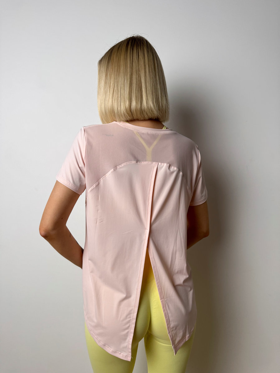 Футболка с глубоким разрезом на спине