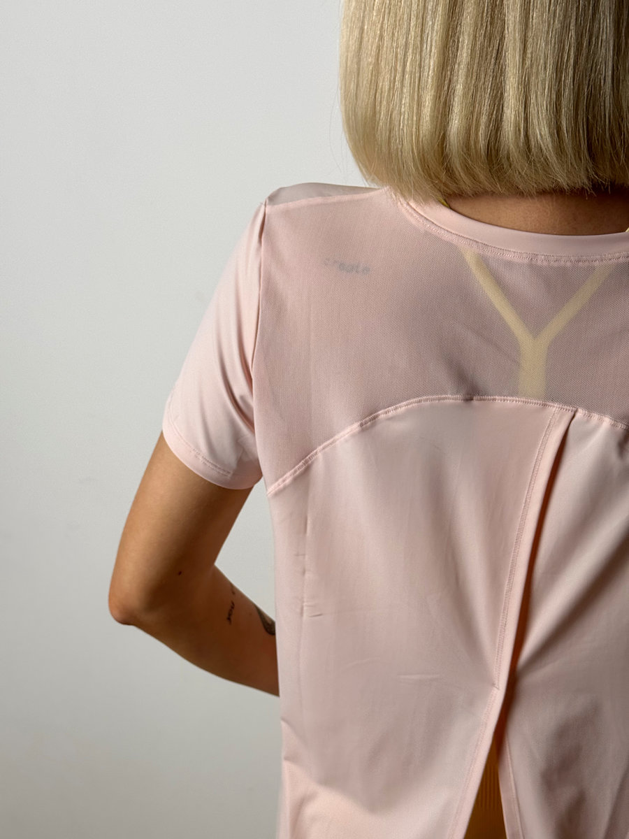 Футболка с глубоким разрезом на спине