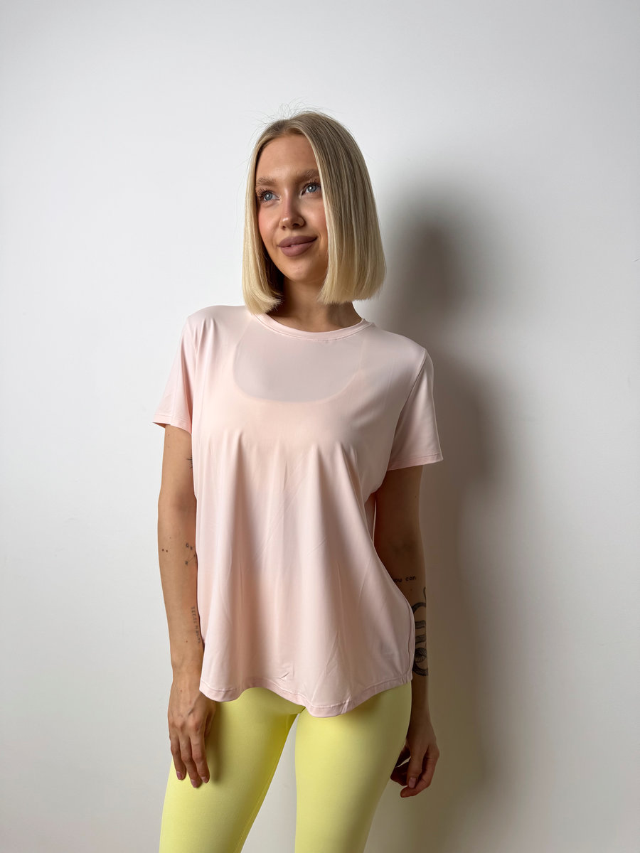 Футболка с глубоким разрезом на спине