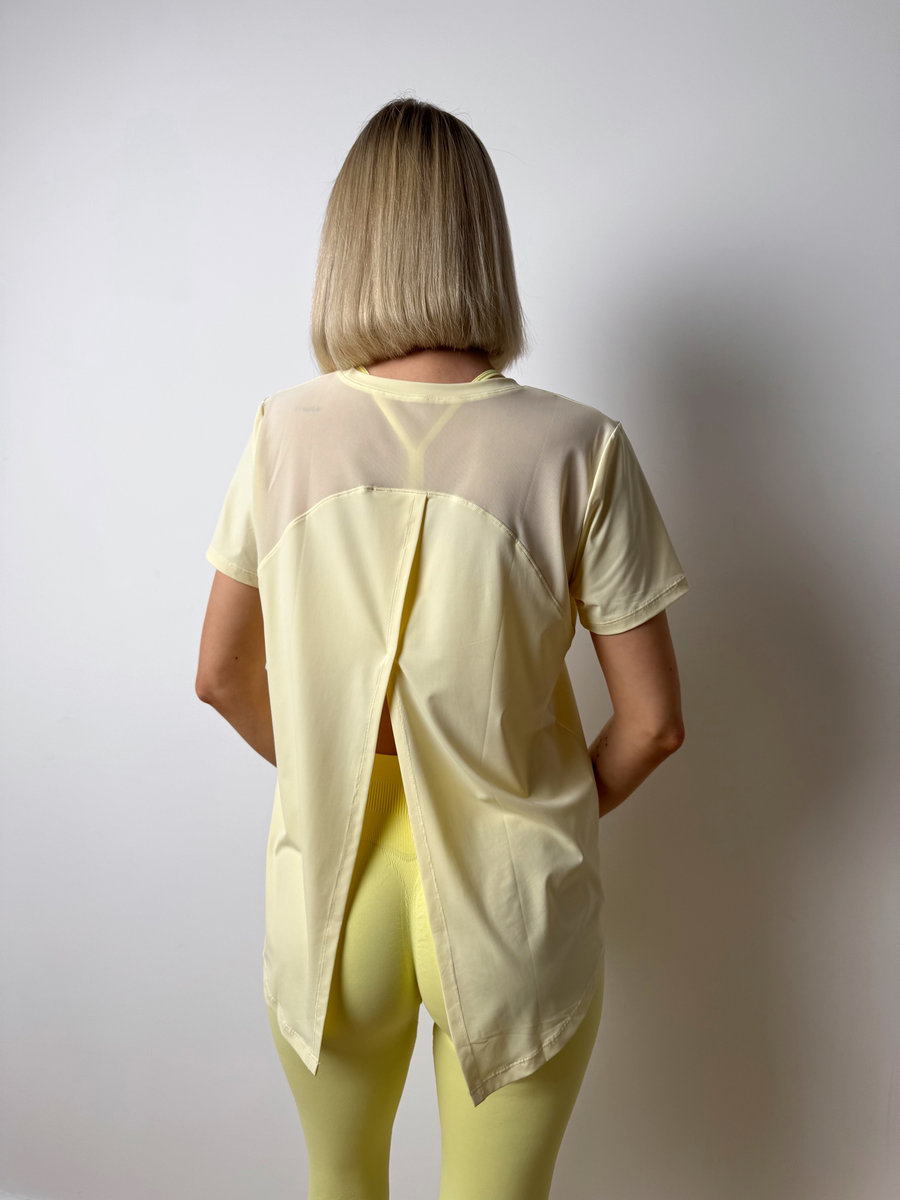 Футболка с глубоким разрезом на спине