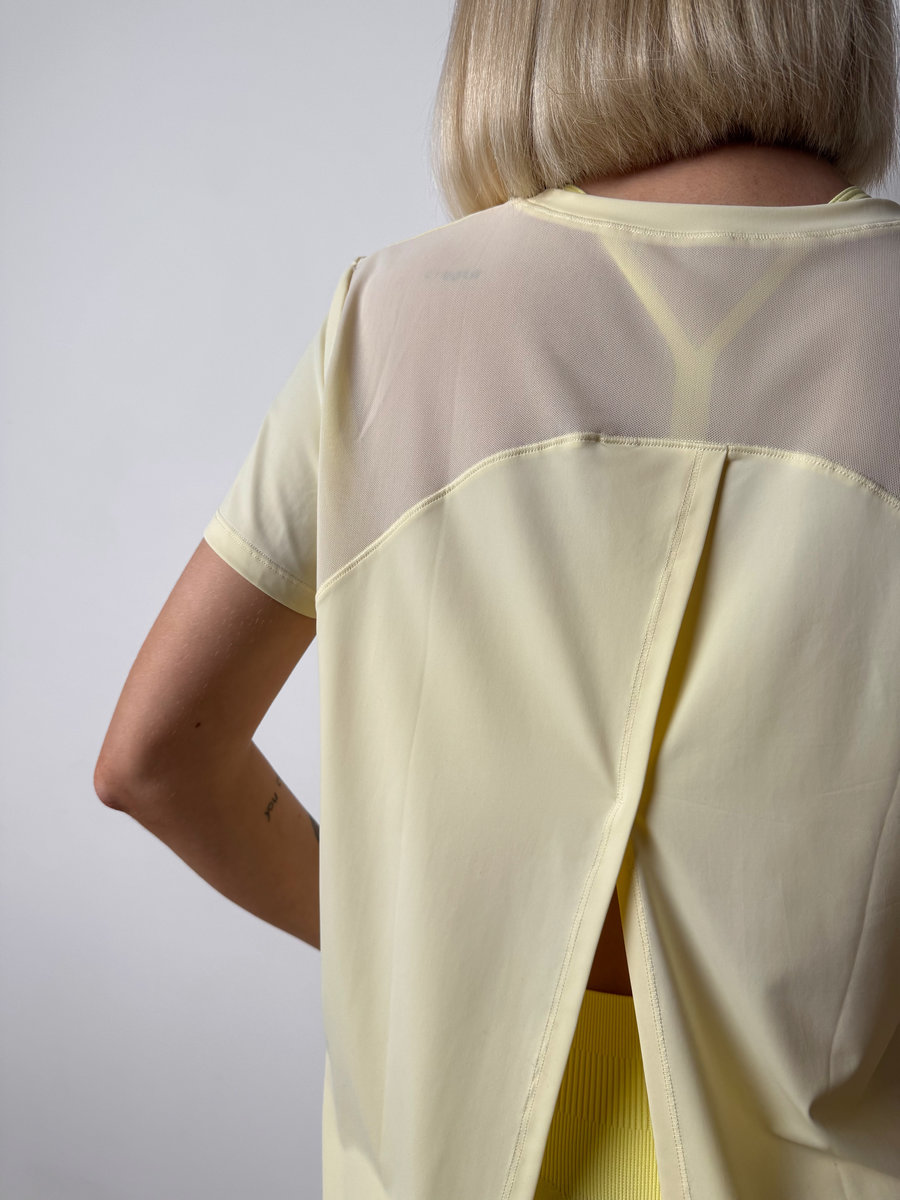 Футболка с глубоким разрезом на спине