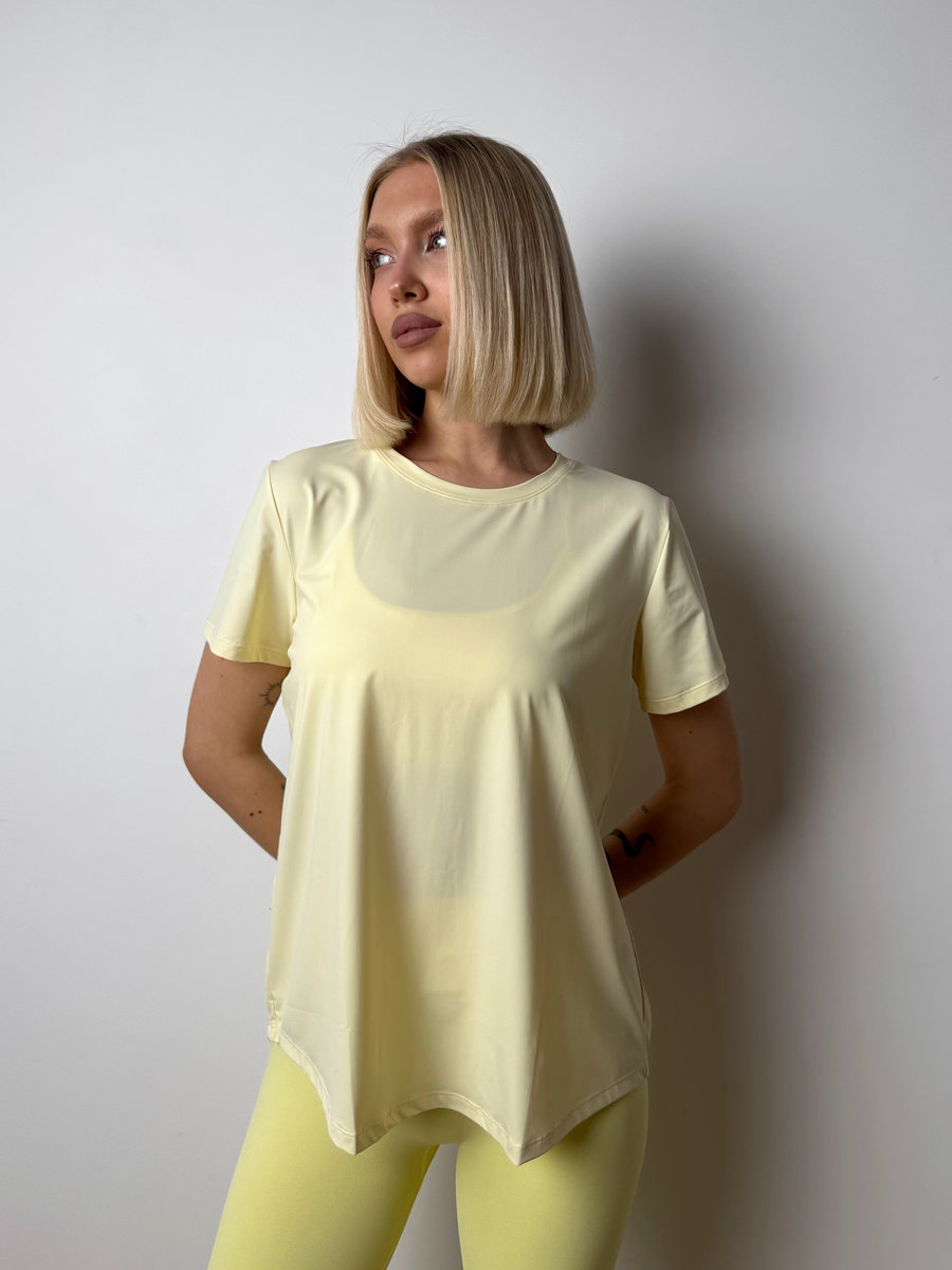 Футболка с глубоким разрезом на спине