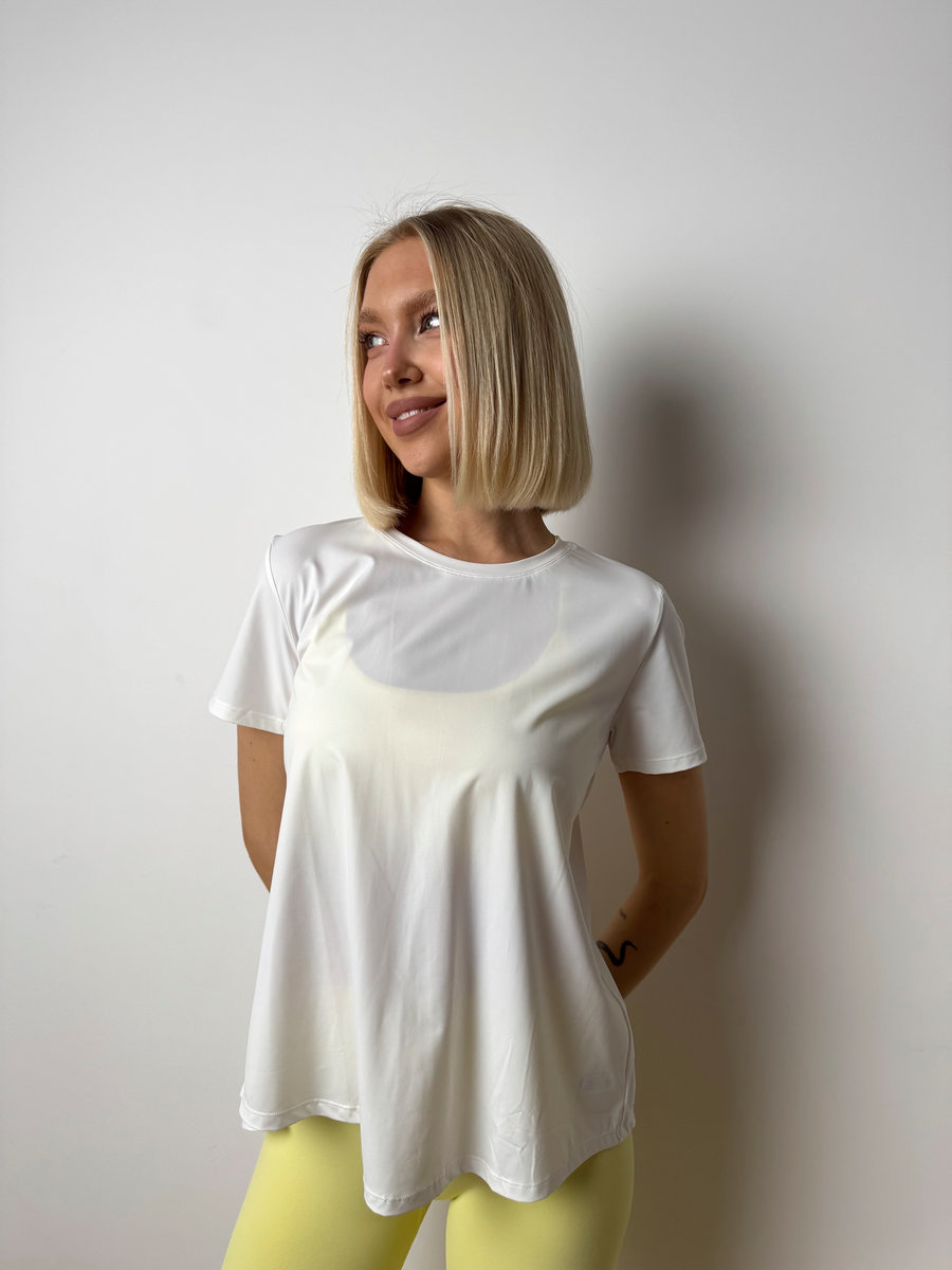 Футболка с глубоким разрезом на спине