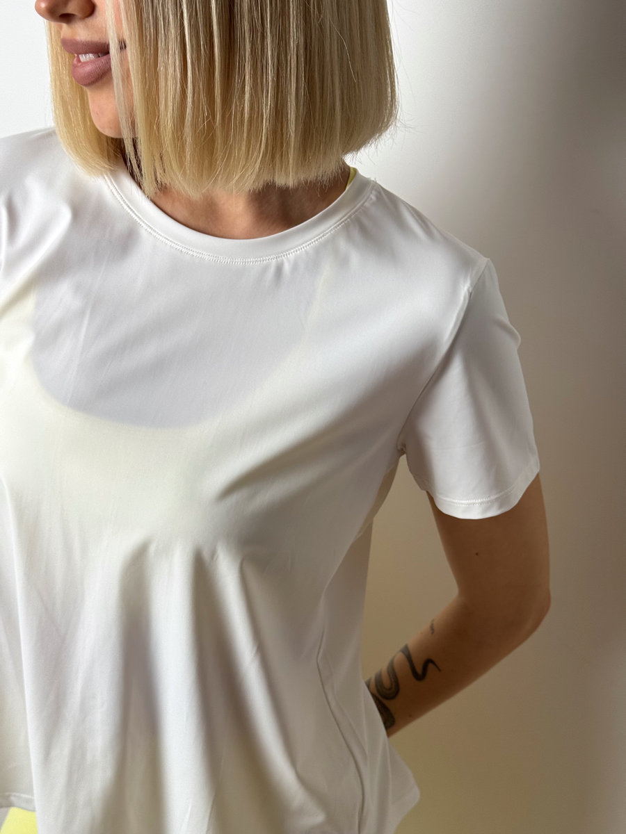 Футболка с глубоким разрезом на спине