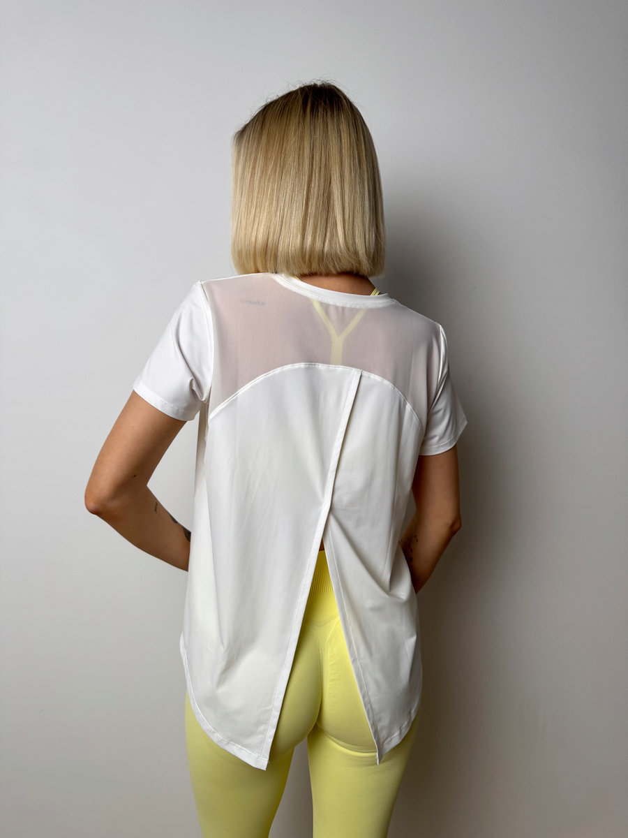 Футболка с глубоким разрезом на спине