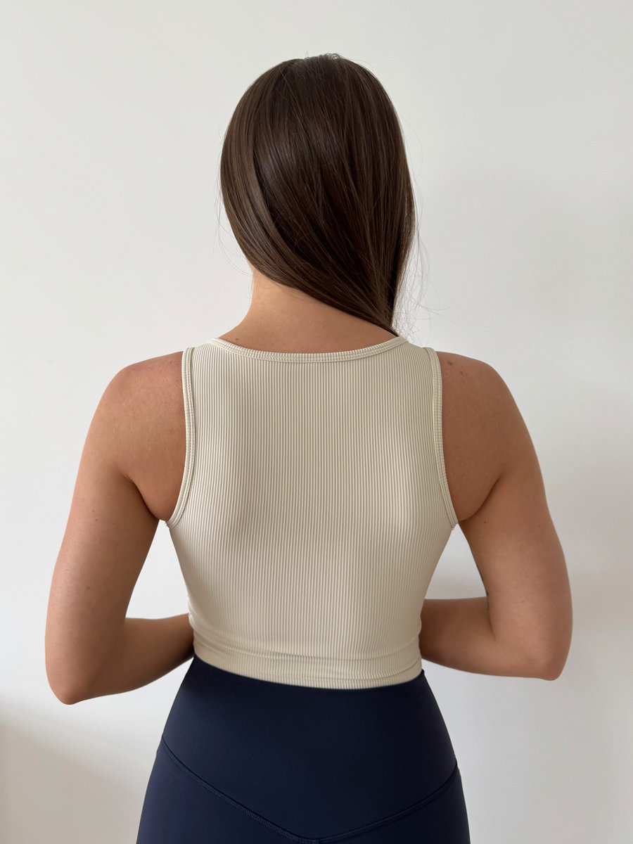 Майка с разрезом в рубчик с встроенными чашками