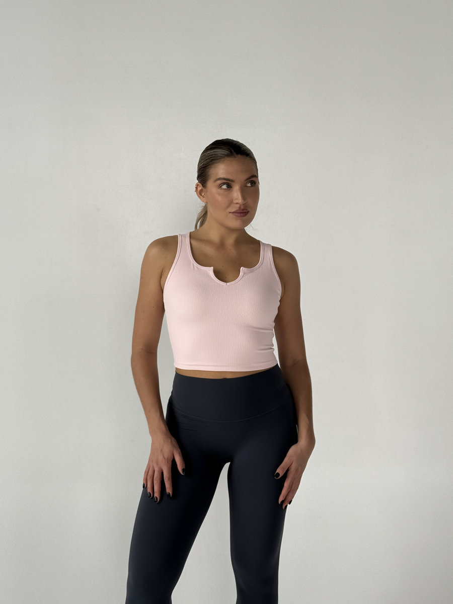 Майка с разрезом в рубчик с встроенными чашками