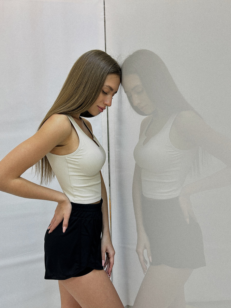 Майка с разрезом в рубчик с встроенными чашками