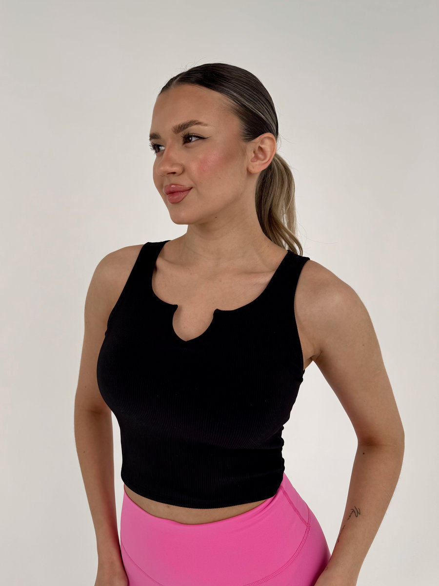 Майка с разрезом в рубчик с встроенными чашками