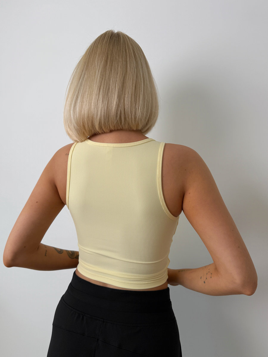 Майка с разрезом в рубчик с встроенными чашками