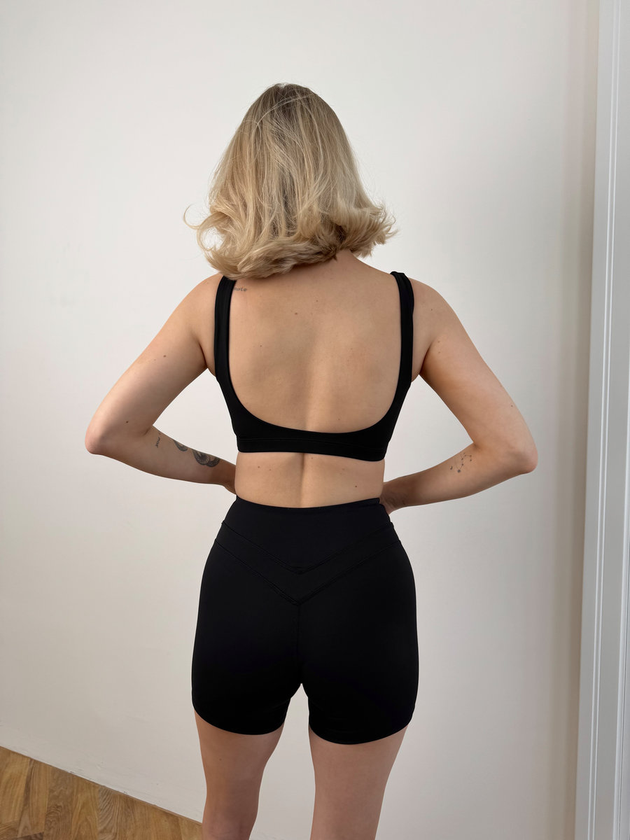 Спортивный топ с отверстием в зоне декольте