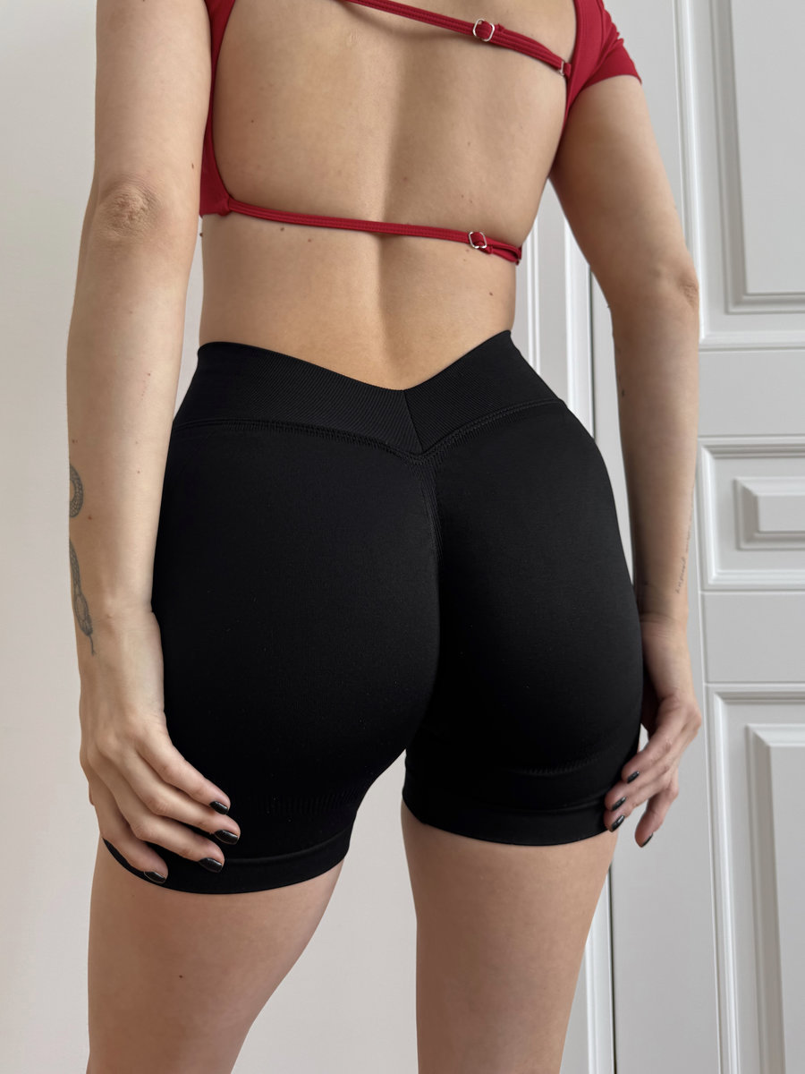 Шорты с V-образным силуэтом на пояснице и эффектом push-up