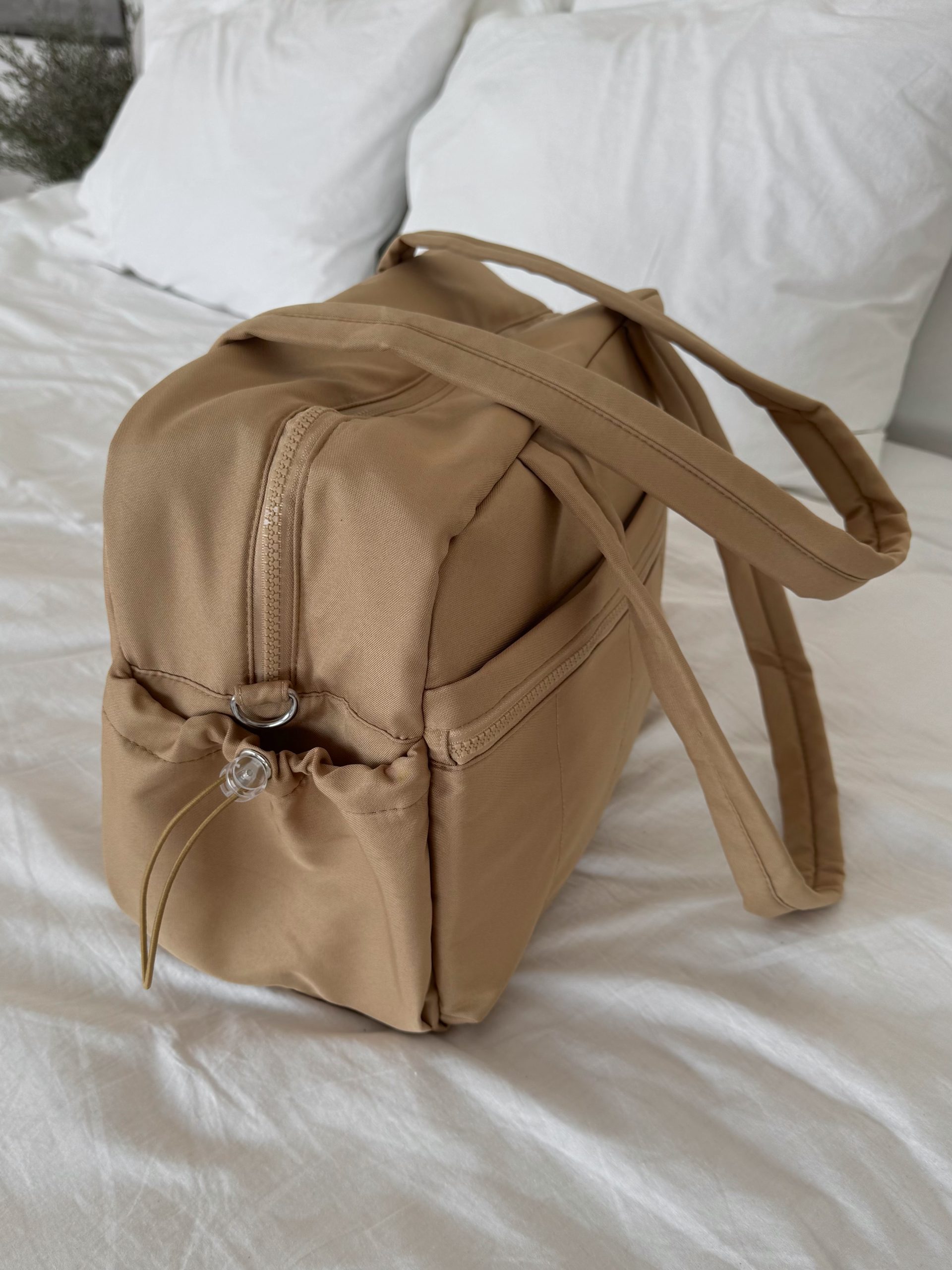 Спортивная  женская сумка  (бежевая)