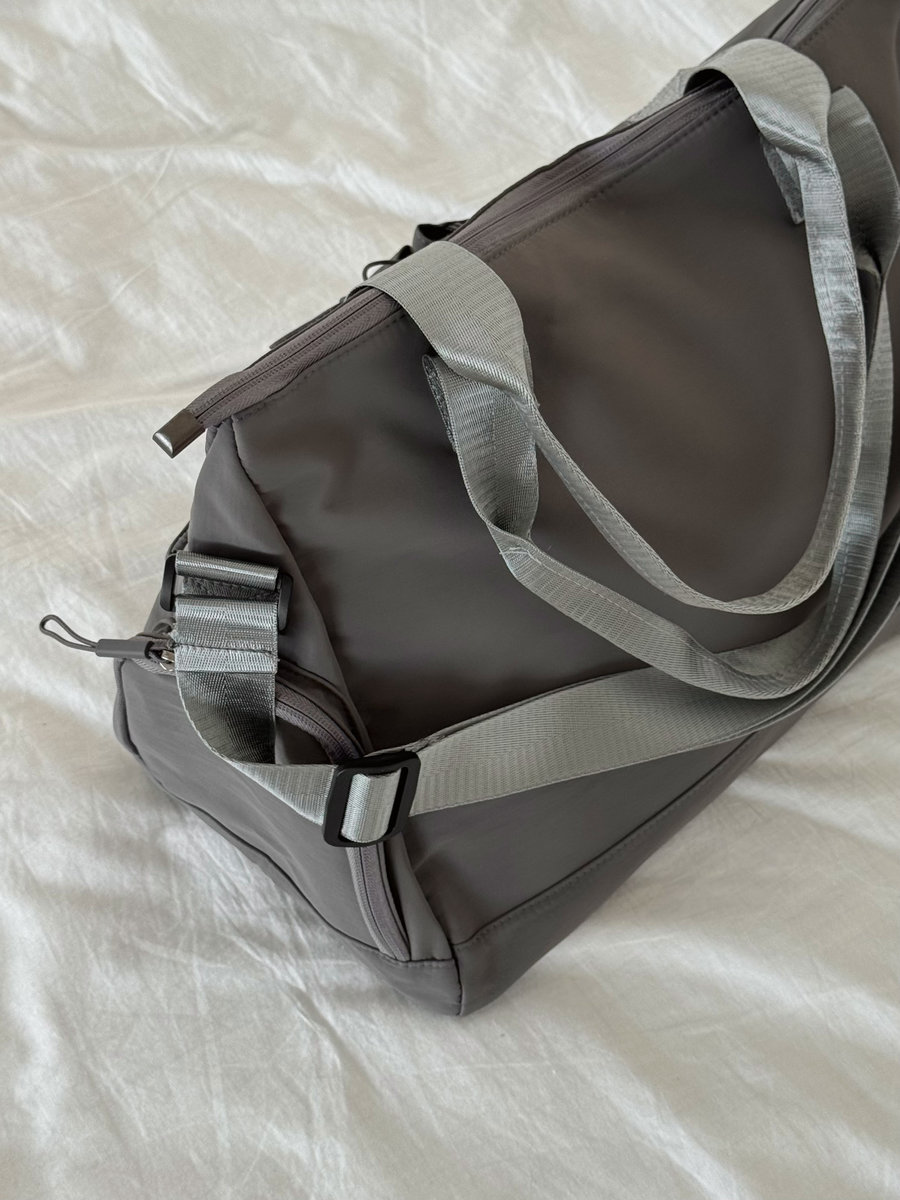 Спортивная  женская сумка с карманаими  (серая)