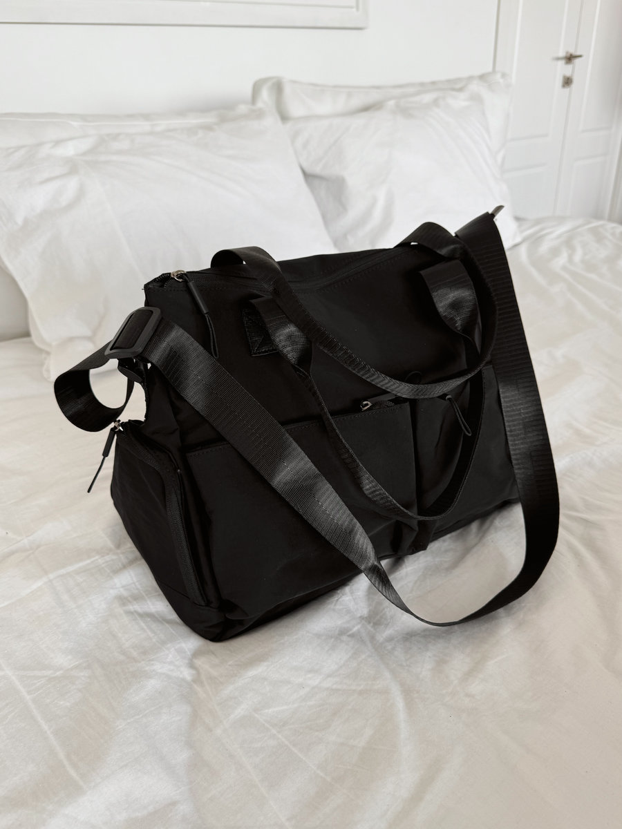 Спортивная  женская сумка с карманаими  (черная)