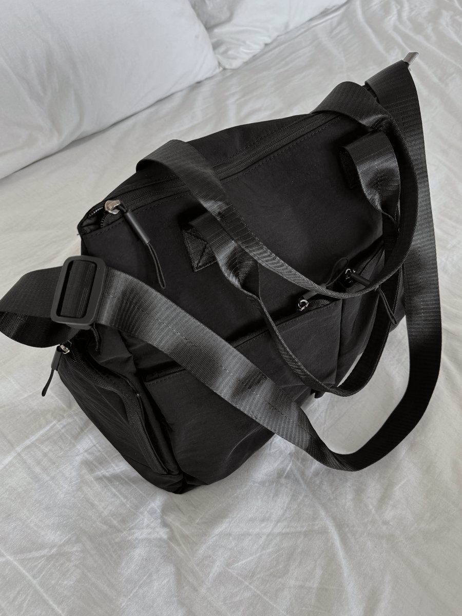 Спортивная  женская сумка с карманаими  (черная)