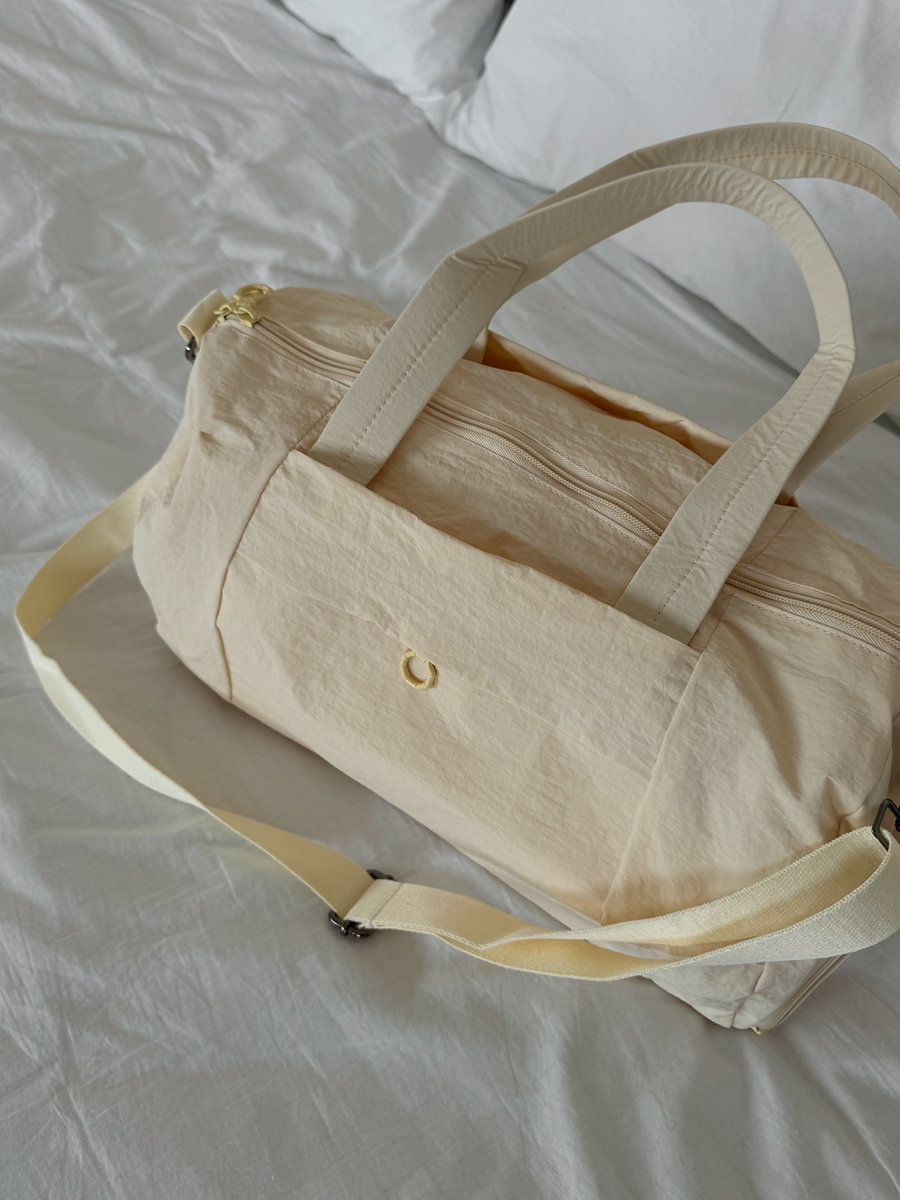 Спортивная сумка цилиндрической формы из трендовой ткани (сливочное масло)