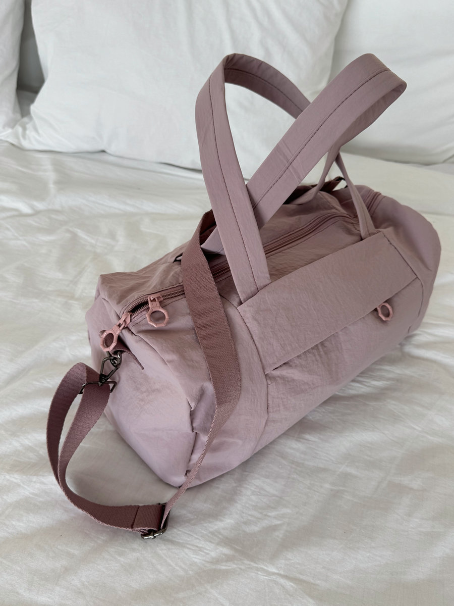Спортивная сумка цилиндрической формы из трендовой ткани (лиловый)