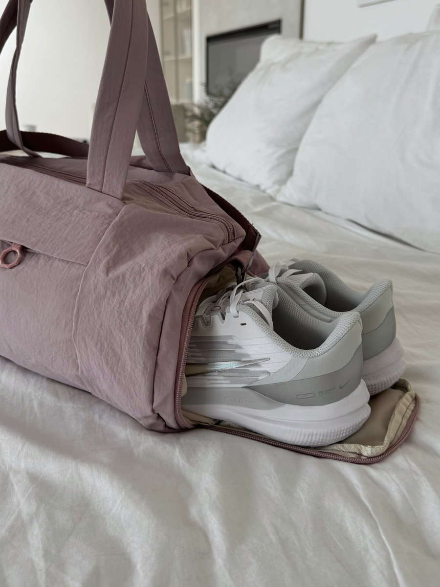 Спортивная сумка цилиндрической формы из трендовой ткани (лиловый)