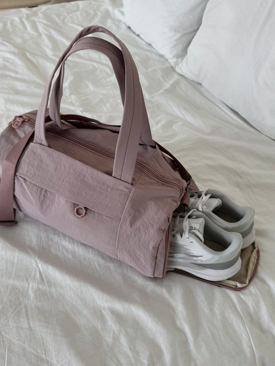 Спортивная сумка цилиндрической формы из трендовой ткани (лиловый)