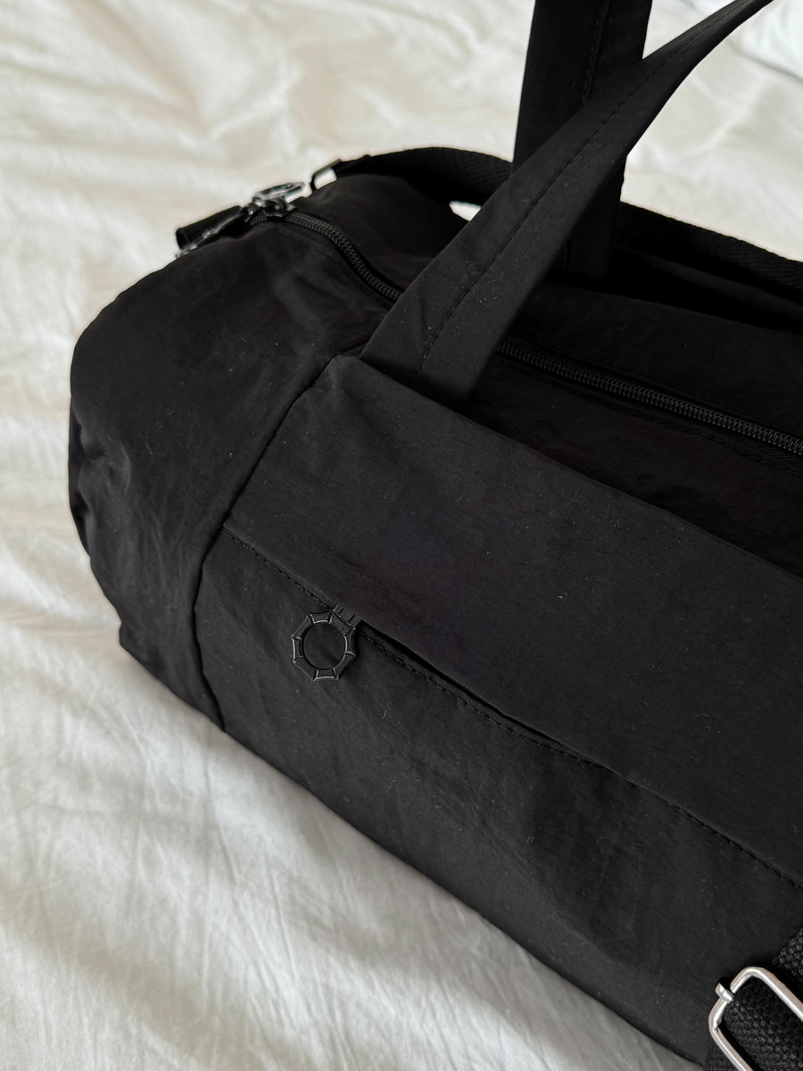 Спортивная сумка цилиндрической формы из трендовой ткани (черный)