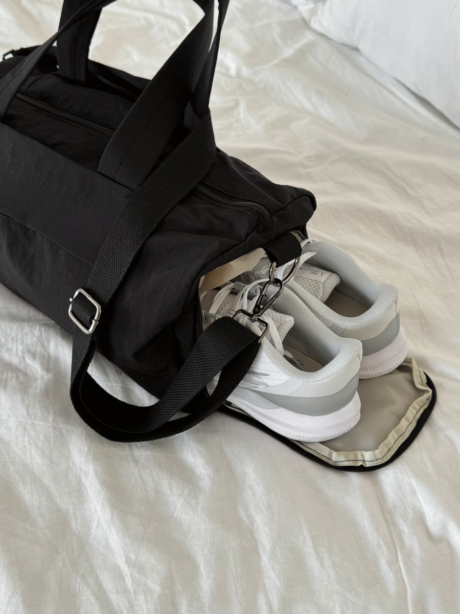 Спортивная сумка цилиндрической формы из трендовой ткани (черный)