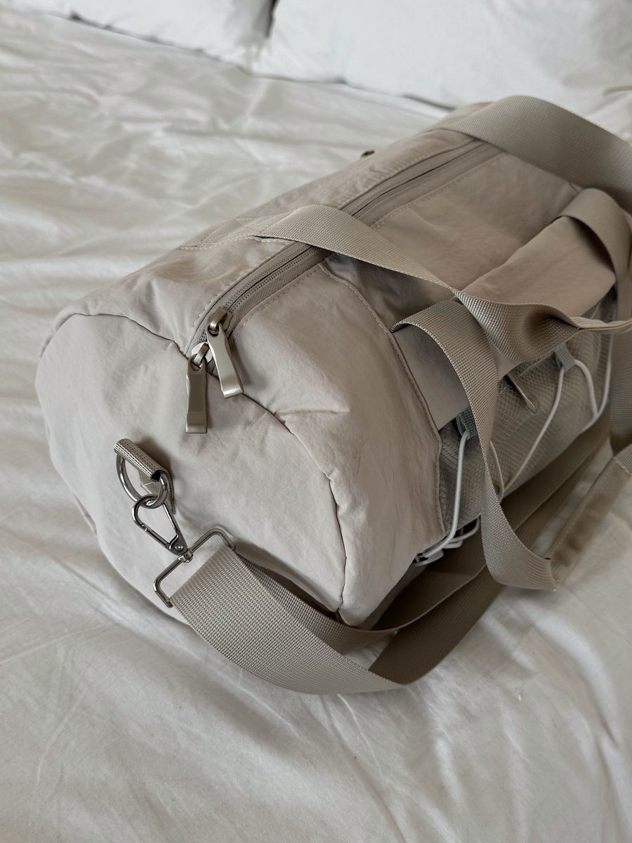 Компактная спортивная сумка для фитнеса (серая)