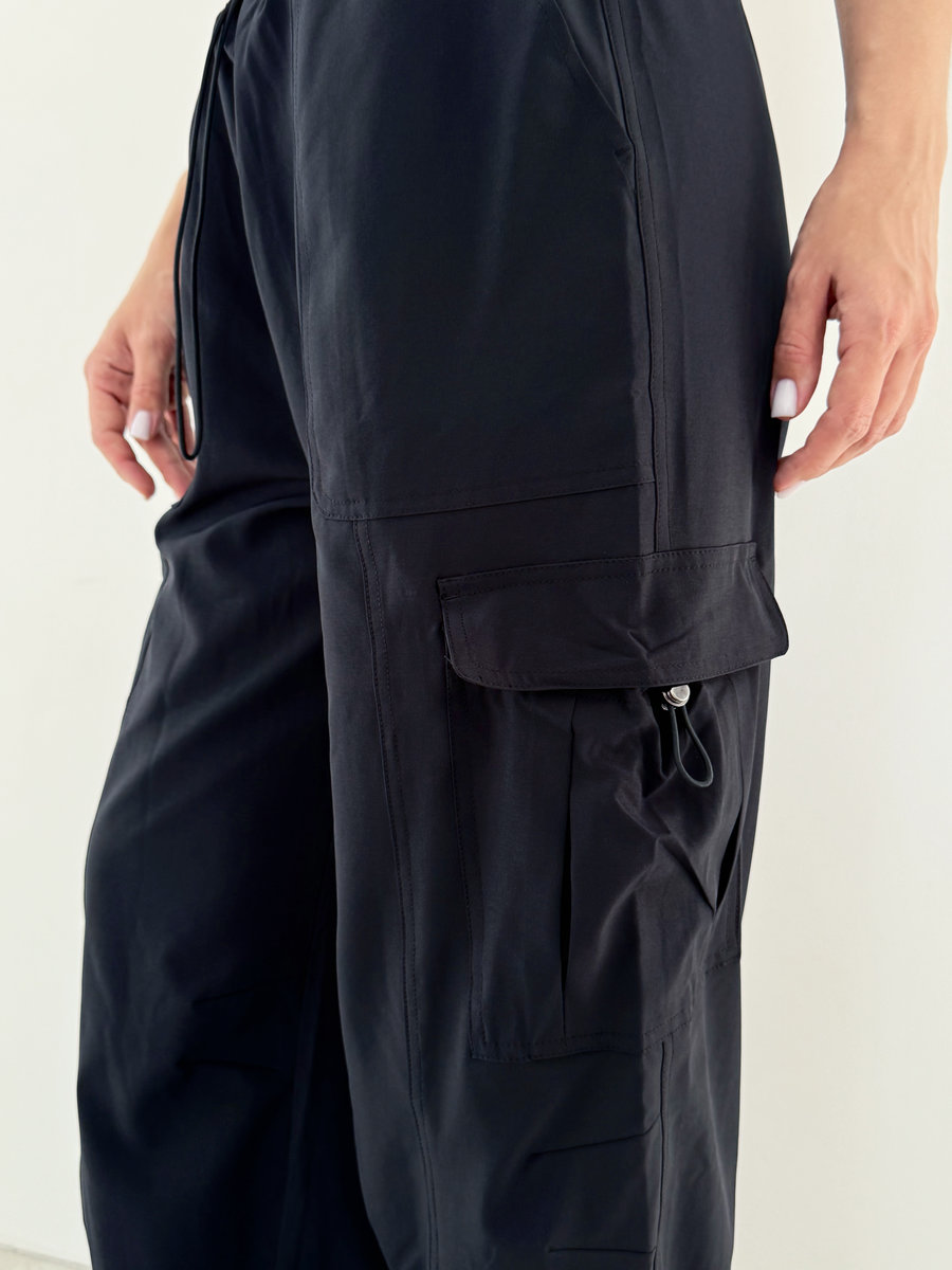 Брюки карго с карманами и утяжкой на поясе и снизу на брюках