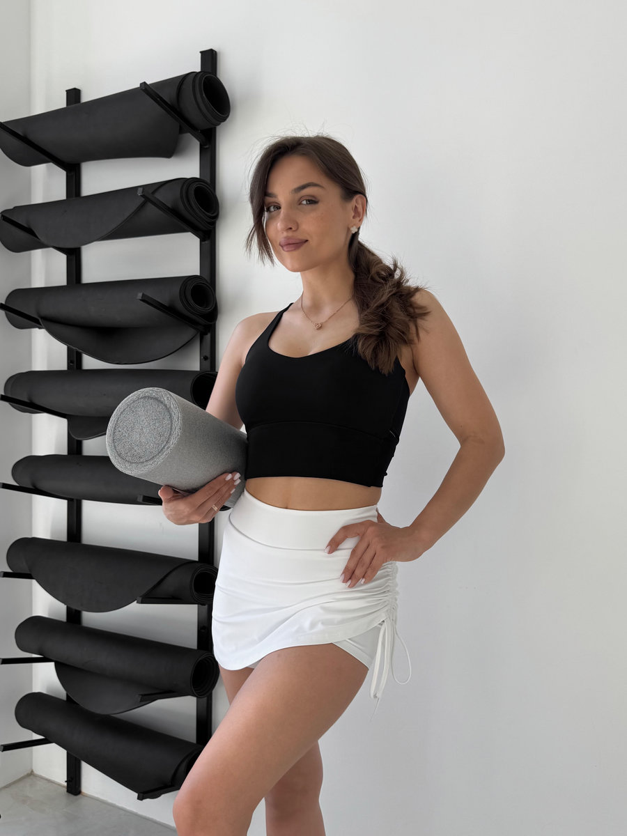 Спортивная юбка-шорты со сборкой на боку