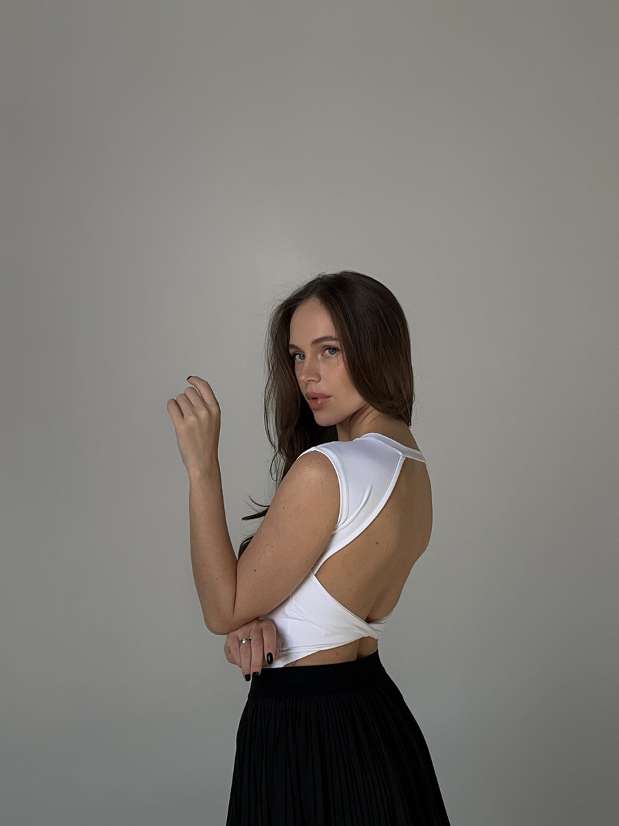 Футболка-топ укороченная облегающая с открытой спиной Open Back Twist Top