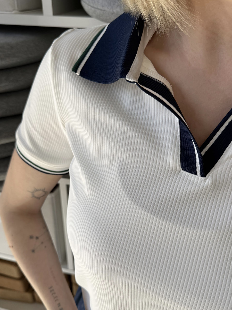 Поло с V-разрезом на груди и контрастным вортником V-Neck Contrast Polo